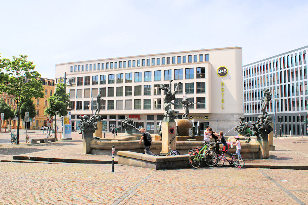 Stadtgeschichtsbrunnen In Halle (Saale) (Göbelbrunnen, Altstadt, Stadt ...