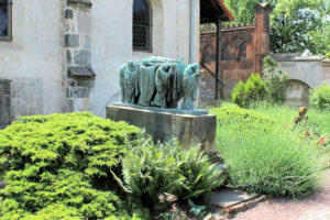 Denkmal der Grablegung Christi auf dem Stadtfriedhof St. Maximi in Merseburg