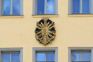 Hauszeichen am ehem. Gasthof „Zur goldenen Sonne“ in Merseburg