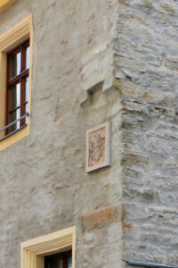 Wappenstein und Inschrift am Wohnhaus Gotthardstraße 28 in Merseburg