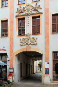 Portal und Hauszeichen „Zu den drei Lilien“ in Naumburg