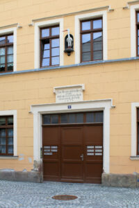 Portal, Inschrifttafel und Hauszeichen am Haus „Zum Kranich“ in Naumburg