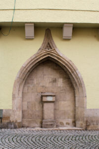 Portal an der Sparkasse in Naumburg