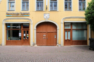 Portal und Hauszeichen „Zum weißen Löwen“ in Naumburg