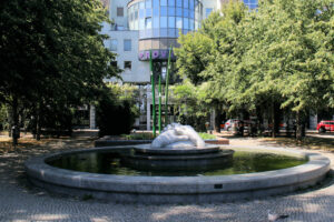 Brunnen „Schützende Hände“ in Riesa