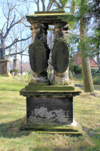 Grabmal auf dem Friedhof in Thekla