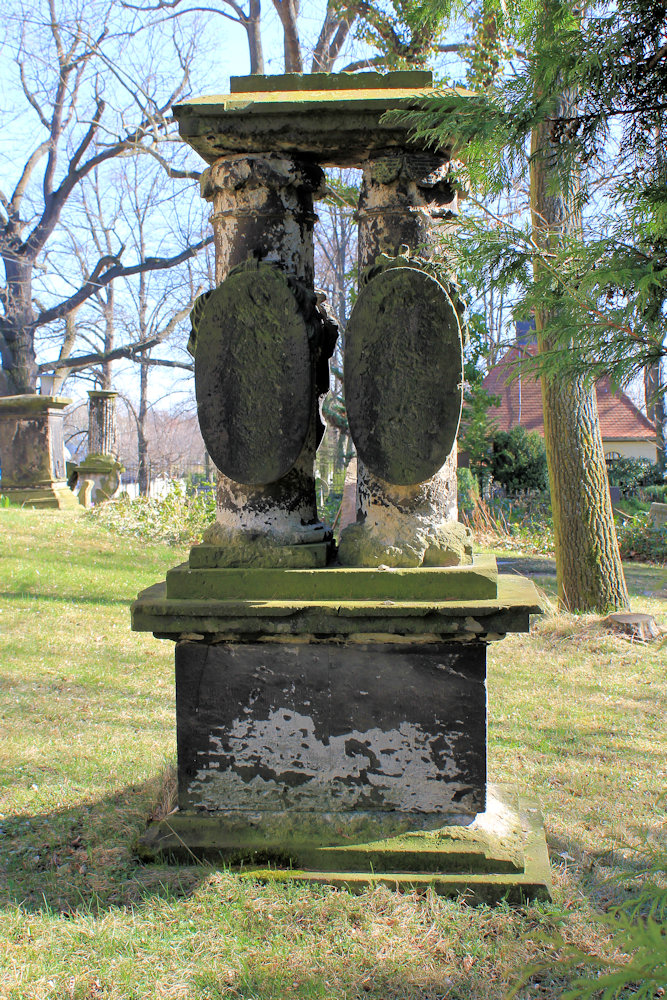 Grabmal Auf Dem Friedhof In Thekla (Stadt Leipzig) › Brunnen ...