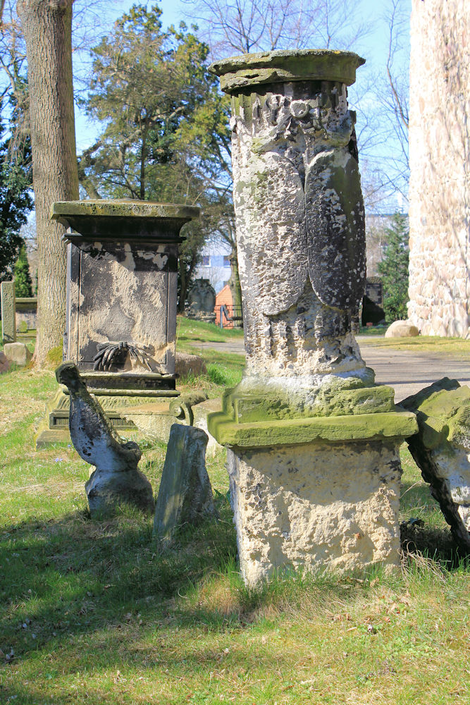 Zwei Grabmale Auf Dem Friedhof In Thekla (Stadt Leipzig) › Brunnen ...